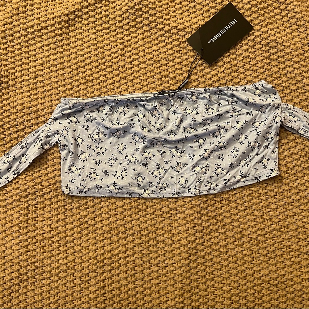 Pretty Little Thing size US 10, New with tags Floral Crop Shirt